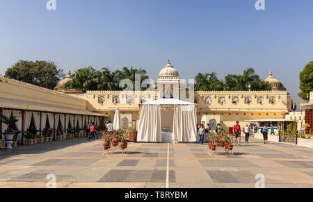 Udaipur, Inde - Nov 12, 2018 : les touristes visitant palais du xviie siècle aujourd'hui Jagmandir luxueux hôtel situé sur l'île de lac Pichola, Udaipur, Raja Banque D'Images