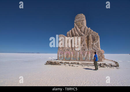 Sculpture de sel honorant le Rallye Dakar, Salar de Uyuni, Bolivie Banque D'Images