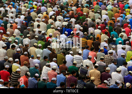 Les dévots offrent des prières Jummas sur l'autoroute Dhaka-Mymensingh le premier jour de Bishwa Ijtema, la deuxième plus grande congrégation religieuse des musulmans je Banque D'Images