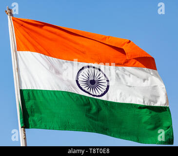 Drapeau indien close up against a blue clear sky Banque D'Images