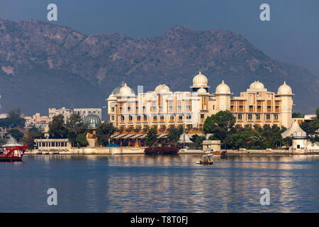 UDAIPUR, INDE - Le 23 novembre 2012 : le lac Pichola avec vue sur la City Palace à Udaipur, Rajasthan, Inde Banque D'Images