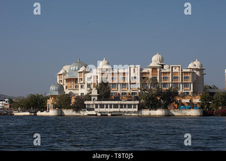 UDAIPUR, INDE - Le 23 novembre 2012 : City Palace à Udaipur City Palace, au coucher du soleil sur le lac Pichola Banque D'Images