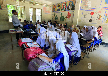 Les élèves des écoles primaires du Bangladesh dans leur classe. Narsingdi, Bangladesh Banque D'Images