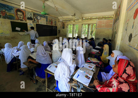 Les élèves des écoles primaires du Bangladesh dans leur classe. Narsingdi, Bangladesh Banque D'Images