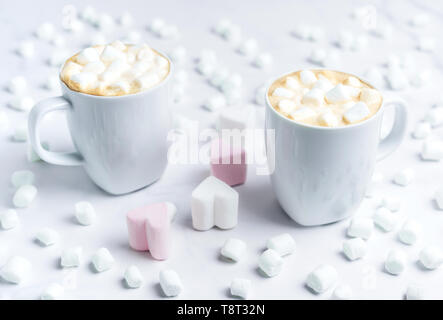 Bureau confortable romantique avec deux tasses de café avec forme de coeur des guimauves sur table de marbre. Banque D'Images