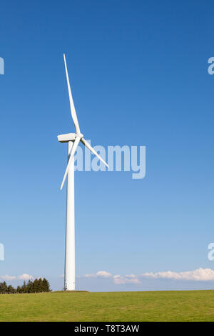 EcWind turbine dans un pâturage agricole vert sur un mountin haut contre le ciel bleu. L'énergie renouvelable, l'alimentation, de l'électricité, de l'environnement, le réchauffement climatique Banque D'Images