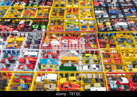 Petites voitures dans des bacs en plastique en vente sur un stand à une exposition de voiture, UK Banque D'Images