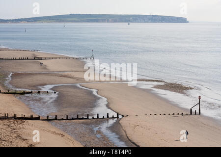 Tôt le matin, les promeneurs sur la plage de Shanklin, Isle of Wight avec Culver vers le bas à l'arrière-plan Banque D'Images