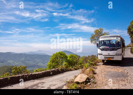 Vue horizontale d'un entraîneur de transporter des gens autour de Eravikulam National Park de Munnar, Inde. Banque D'Images