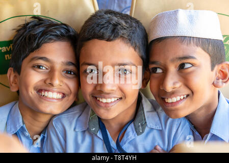 Vue horizontale d'enfants sur un bus scolaire à Munnar, Inde. Banque D'Images