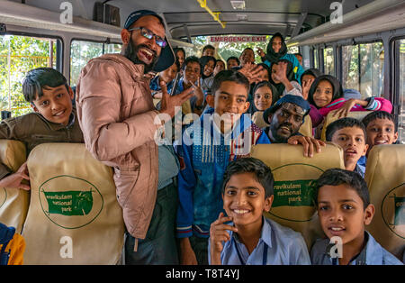 Vue horizontale d'enfants et d'enseignants sur un bus scolaire à Munnar, Inde. Banque D'Images