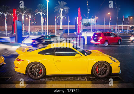 Dubaï, Émirats arabes unis - le 23 décembre 2017 : Supercar de luxe Porsche 911 Carrera 4 GTS couleur jaune garée à côté de Dubai Mall. Lamborghini est célèbre marque automobile location cher Banque D'Images