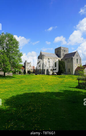 L'Hôpital de Saint Croix près de Winchester vue à travers l'eau des prairies. Banque D'Images