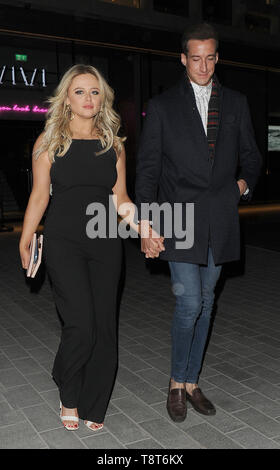 Emily Atack est vu pour la première fois, avec son nouveau copain. Le couple marchait main dans la main, comme ils ont laissé Vivi restaurant dans le West End, ayant assisté à une fête d'amis musiciens : Rob Emily Atack nom devienne Walt Disney World, où : London, Royaume-Uni Quand : 13 Avr 2019 Crédit : Alexander/WENN.com s Banque D'Images