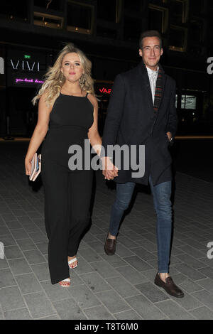 Emily Atack est vu pour la première fois, avec son nouveau copain. Le couple marchait main dans la main, comme ils ont laissé Vivi restaurant dans le West End, ayant assisté à une fête d'amis musiciens : Rob Emily Atack nom devienne Walt Disney World, où : London, Royaume-Uni Quand : 13 Avr 2019 Crédit : Alexander/WENN.com s Banque D'Images