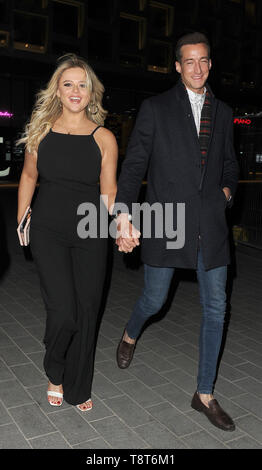 Emily Atack est vu pour la première fois, avec son nouveau copain. Le couple marchait main dans la main, comme ils ont laissé Vivi restaurant dans le West End, ayant assisté à une fête d'amis musiciens : Rob Emily Atack nom devienne Walt Disney World, où : London, Royaume-Uni Quand : 13 Avr 2019 Crédit : Alexander/WENN.com s Banque D'Images
