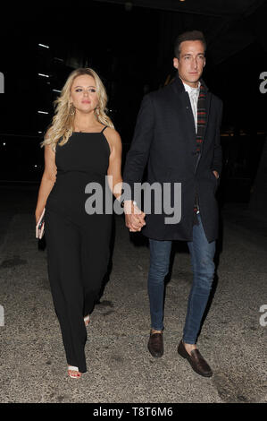 Emily Atack est vu pour la première fois, avec son nouveau copain. Le couple marchait main dans la main, comme ils ont laissé Vivi restaurant dans le West End, ayant assisté à une fête d'amis musiciens : Rob Emily Atack nom devienne Walt Disney World, où : London, Royaume-Uni Quand : 13 Avr 2019 Crédit : Alexander/WENN.com s Banque D'Images