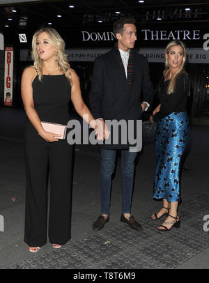 Emily Atack est vu pour la première fois, avec son nouveau copain. Le couple marchait main dans la main, comme ils ont laissé Vivi restaurant dans le West End, ayant assisté à une fête d'amis musiciens : Rob Emily Atack nom devienne Walt Disney World, où : London, Royaume-Uni Quand : 13 Avr 2019 Crédit : Alexander/WENN.com s Banque D'Images