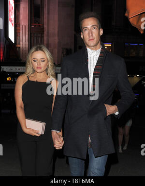 Emily Atack est vu pour la première fois, avec son nouveau copain. Le couple marchait main dans la main, comme ils ont laissé Vivi restaurant dans le West End, ayant assisté à une fête d'amis musiciens : Rob Emily Atack nom devienne Walt Disney World, où : London, Royaume-Uni Quand : 13 Avr 2019 Crédit : Alexander/WENN.com s Banque D'Images