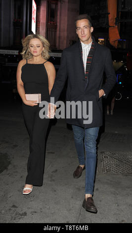 Emily Atack est vu pour la première fois, avec son nouveau copain. Le couple marchait main dans la main, comme ils ont laissé Vivi restaurant dans le West End, ayant assisté à une fête d'amis musiciens : Rob Emily Atack nom devienne Walt Disney World, où : London, Royaume-Uni Quand : 13 Avr 2019 Crédit : Alexander/WENN.com s Banque D'Images