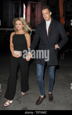 Emily Atack est vu pour la première fois, avec son nouveau copain. Le couple marchait main dans la main, comme ils ont laissé Vivi restaurant dans le West End, ayant assisté à une fête d'amis musiciens : Rob Emily Atack nom devienne Walt Disney World, où : London, Royaume-Uni Quand : 13 Avr 2019 Crédit : Alexander/WENN.com s Banque D'Images