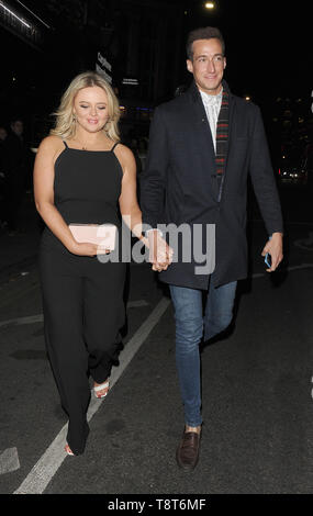 Emily Atack est vu pour la première fois, avec son nouveau copain. Le couple marchait main dans la main, comme ils ont laissé Vivi restaurant dans le West End, ayant assisté à une fête d'amis musiciens : Rob Emily Atack nom devienne Walt Disney World, où : London, Royaume-Uni Quand : 13 Avr 2019 Crédit : Alexander/WENN.com s Banque D'Images