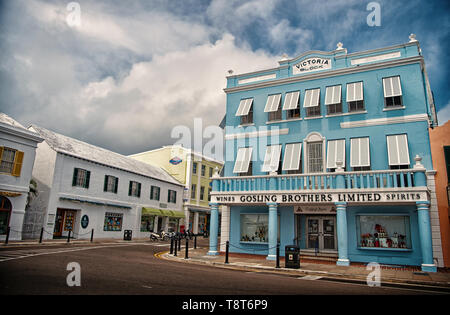 Hamilton, Bermudes - Mars 20, 2016 : architecture et tournant de la rue. Architecture maisons on city street sur ciel nuageux. Architecture de paysage urbain . Architecture et structure. Où est-il. Banque D'Images