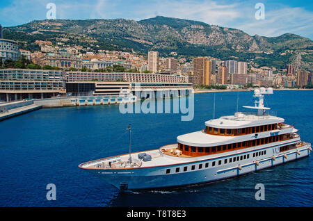 Monte Carlo, Monaco - Décembre 08, 2009 : W2 Wedge trop location de rendez-vous le long de la côte de la mer. Métier de l'eau et sur la ville de paysage de montagne. Style de vie de luxe. Le plaisir et le sport. Vacances d'été et wanderlust. Banque D'Images