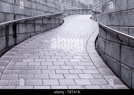 Courbes de couleur grise avec mur de pierre dans la région de Rainy day Banque D'Images