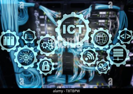 Les TIC. La technologie de l'information et des communications sur l'arrière-plan de la salle serveur moderne. L'écran virtuel. Banque D'Images