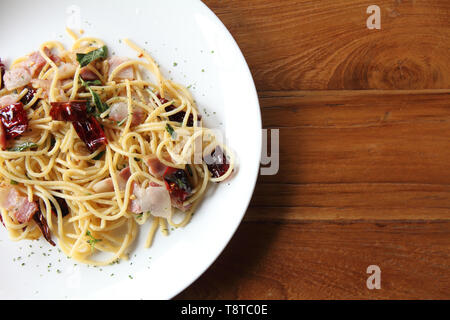 Spaghetti aux piments séchés et bacon Banque D'Images