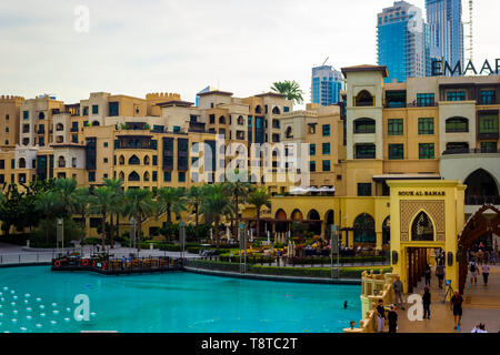 Dubaï, Émirats arabes unis - 28 novembre 2018 : Centre de Dubaï district. Vue sur le chant des fontaines. Banque D'Images