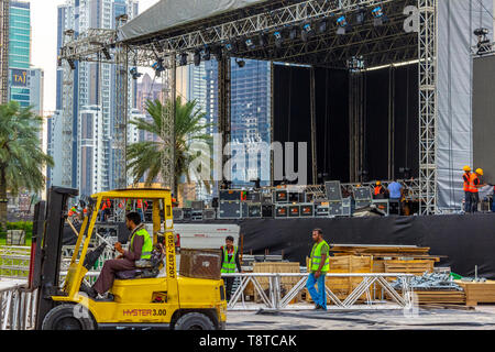 Dubaï, Émirats arabes unis - 28 novembre 2018 : Préparation d'une salle de concert pour un spectacle dans le centre-ville de Dubaï. Banque D'Images