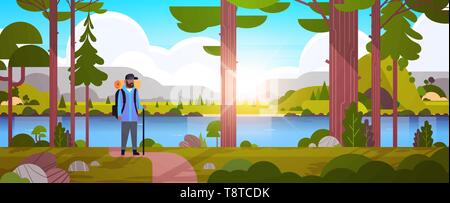 L'homme hiker with backpack african american man traveler holding stick standing in forest concept randonnée lever du soleil paysage nature river Illustration de Vecteur