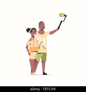 Couple amoureux selfies stick prendre photo sur appareil photo smartphone african american man woman having fun hommes femmes personnages de pleine longueur Illustration de Vecteur