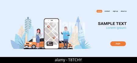 Les gens en utilisant la commande en ligne de partage de voiture taxi transport concept d'application mobile app service d'autopartage homme femme près de l'écran du smartphone avec Illustration de Vecteur