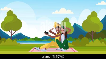 Deux femmes prenant des photos sur l'appareil photo du smartphone selfies african american female personnages assis sur l'herbe en plein air présentant plus de nature paysage montagne Illustration de Vecteur