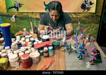 Femme mexicaine alebrijes peinture onirique surréaliste (sculptures en bois). San Martín Tilcajete, Oaxaca, Mexique. Apr 2019 Banque D'Images