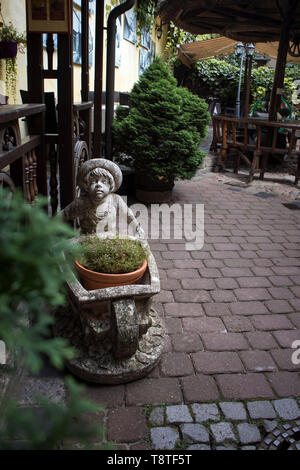 Vilnius, Lituanie, 14, mai 2019, , sculpture de pierre un garçon portant un panier dans la cour d'un immeuble résidentiel Banque D'Images