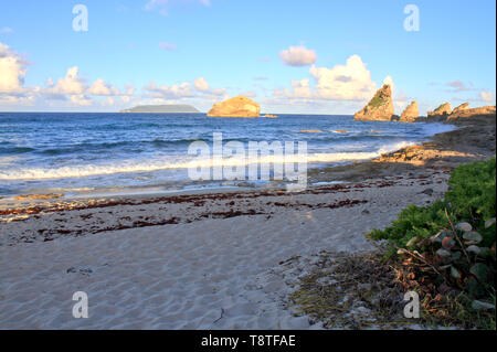 Pointe des Châteaux et de la Désirade Island au coucher du soleil, la Guadeloupe, îles des Caraïbes, France Banque D'Images