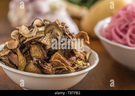Champignons secs chou aigre l'ail et les pommes de terre sur une table en bois Banque D'Images