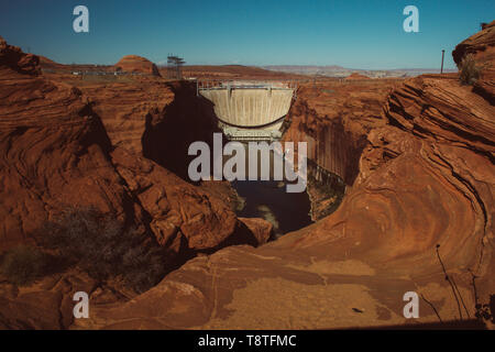 Lake Powell, Page, Arizona : l'arch-gravité Glen Canyon Dam utilisée pour la production d'électricité sur le fleuve Colorado Banque D'Images