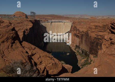 Lake Powell, Page, Arizona : l'arch-gravité Glen Canyon Dam utilisée pour la production d'électricité sur le fleuve Colorado Banque D'Images