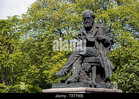 Statue de James Clerk Maxwell (1831-78) par le sculpteur Alexander Stoddart dans George Street, Édimbourg. Banque D'Images