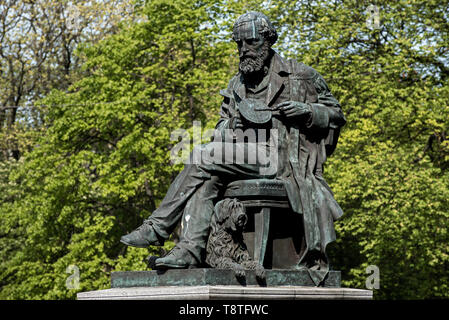 Statue de James Clerk Maxwell (1831-78) par le sculpteur Alexander Stoddart dans George Street, Édimbourg. Banque D'Images