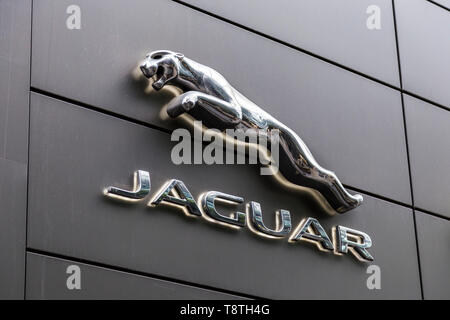 Logo de voiture de sport et de luxe Jaguar marque au-dessus du magasin dans Westfield Stratford, London, UK Banque D'Images