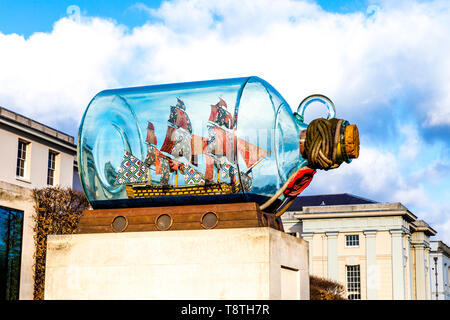 Réplique du HMS Victory de Nelson dans une bouteille par Yinka Shonibare, Greenwich, London, UK Banque D'Images