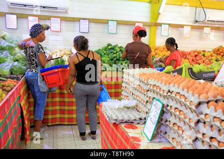 Cueillette fruits et légumes locaux au marché typique,Saint-FranÃ§ois, Guadeloupe, Iles du Caraïbes, France Banque D'Images