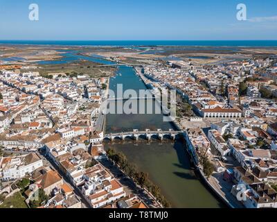 Vue sur la ville avec pont romain sur In The Golfer's Paradise River dans la vieille ville de pêcheurs, Tavira, drone abattu, Algarve, Portugal Banque D'Images