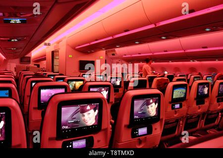 Sièges avec des écrans pendant le vol, la classe économique, vue de l'intérieur, l'Airbus A 350 Qatar Airways, Qatar Banque D'Images